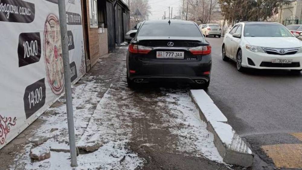 «Лексус» припарковали на тротуаре на улице Дзержинского