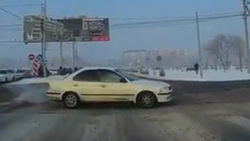 Водитель легковушки чуть не совершила ДТП, когда проскочила на перекрестке