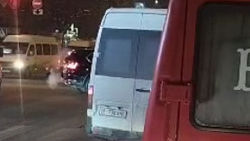 Маршрутка повернула со второго ряда и проехала на красный. Видео