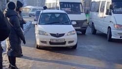 Водитель «Мазды» встал возле остановки и не дает проехать