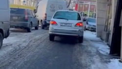 «Лексус» едет по тротуару по проспекту Чуй. Видео