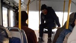 Мужчина сел на заднее стекло троллейбуса, перекрыв обзор водителю