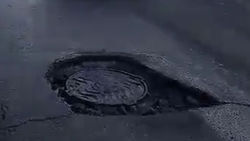 По улице Тоголок Молдо на дороге проваливается люк. Видео