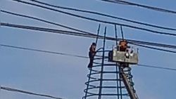 Рабочие, демонтирующие ёлку на площади Ала-Тоо, работают без соблюдения техники безопасности, - горожанин