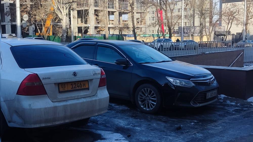 По проспекту Чынгыза Айтматова водители паркуются на тротуаре