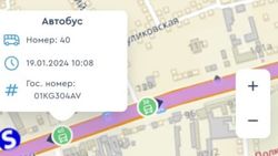 Водитель автобуса высаживает пассажиров на перекрестке. Видео