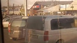 Машины паркуются возле остановки общественного транспорта по Жибек Жолу