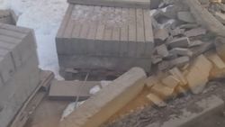 Горожанин жалуется на кучу строймусора на остановке по Жибек Жолу