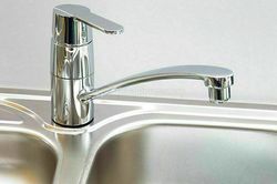 С утра по всему мкр Тунгуч отсутствует холодная вода, - жители