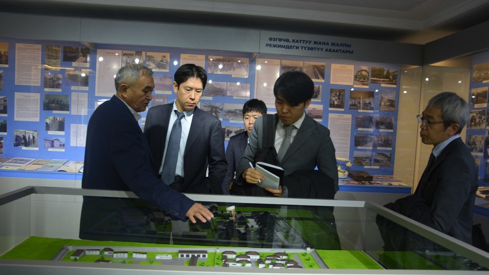 В центре - директор Департамента международного сотрудничества Министерства юстиции Японии Мацумото Такеши