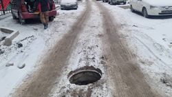 По улице Коенкозова открытый люк. Фото