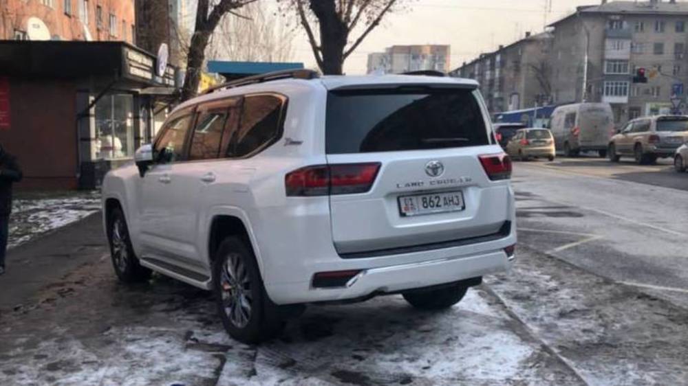 «Крузак» припарковался на тротуаре по Московской