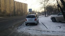 Машину припарковали на тротуаре перед пешеходом. Фото