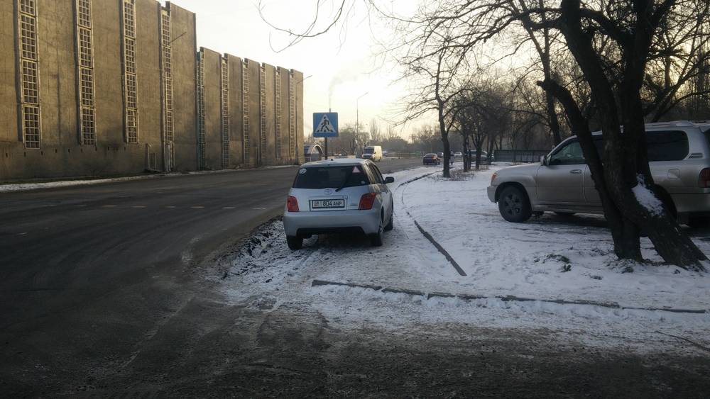 Машину припарковали на тротуаре перед пешеходом. Фото