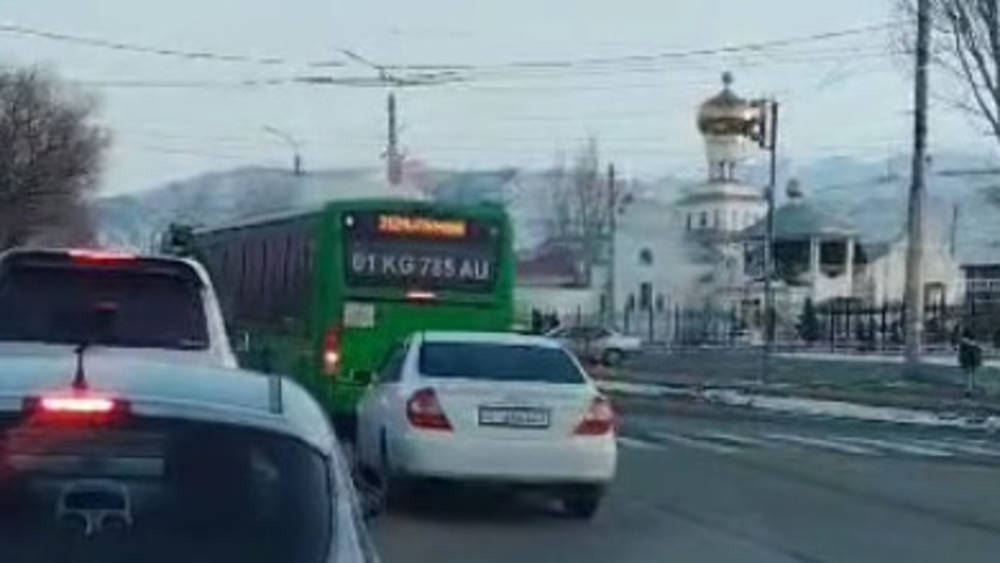 Автобус № 212 повернул со второго ряда. Видео