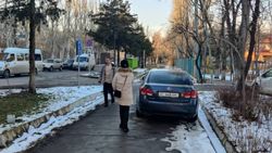 В 6 мкр машину припарковали на тротуаре. Фото