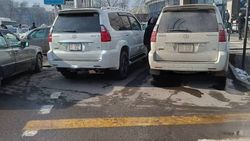 По ул. Ибраимова паркуются на пешеходном переходе