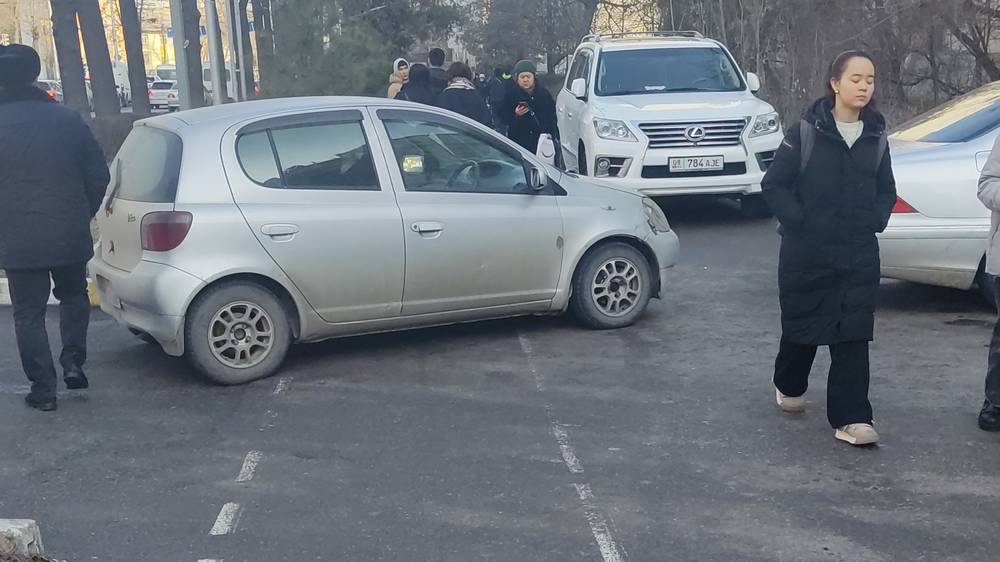 Водители паркуются на тротуаре по проспекту Манаса