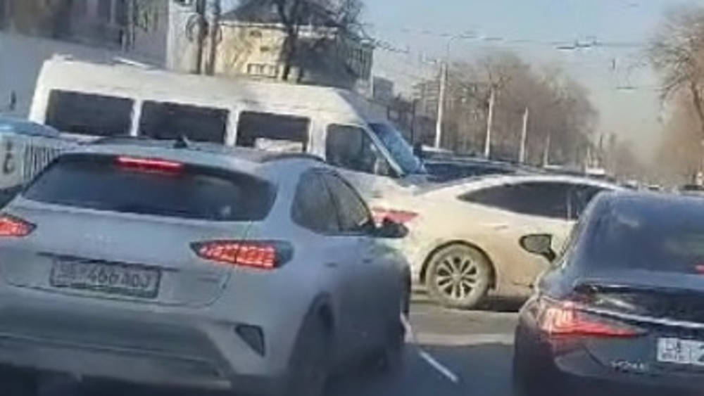 На Льва Толстого-Некрасова не работает светофор, образовалась пробка. Видео