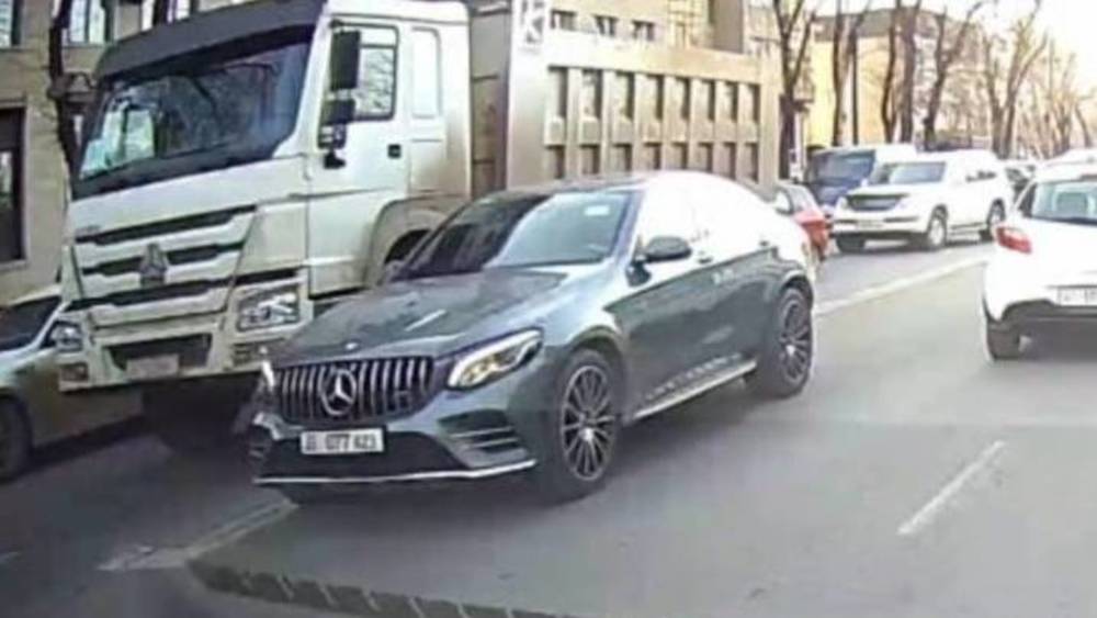 «Мерседес» с тонированными стеклами выехал на встречку. Видео