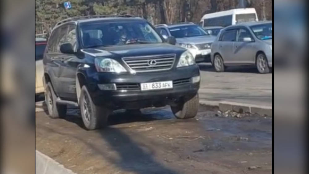 «Лексус» припарковали в неположенном месте. Фото