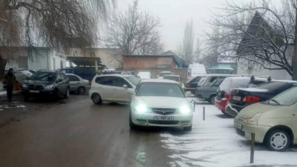 На территории ЦОВП Аксыйского района беспорядочно паркуются