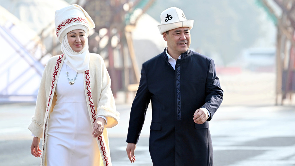Президент Садыр Жапаров с первой леди Айгуль Жапаровой