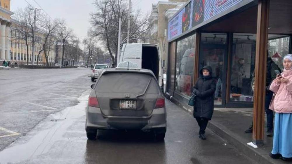 Таксисты паркуются на остановке на пересечении Чуй/Манаса, - горожанин