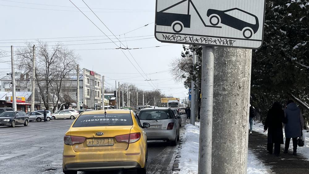 «Тойота» припаркована под запрещающим знаком на пересечении ул.Ахунбаева и Тыныстанова