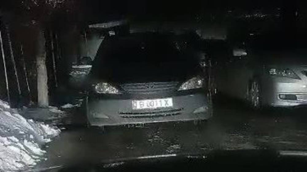 Возле ГОМ №4 «Камри» со штрафами более 18 тыс. сомов оставили на встречке. Видео