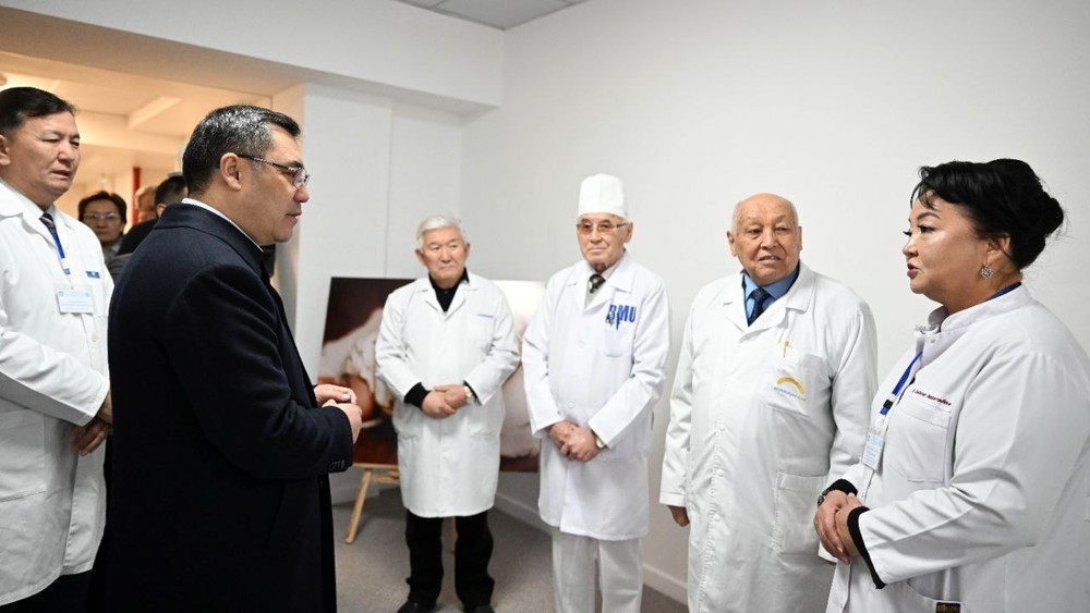 Президент Садыр Жапаров и коллектив перинатального центра