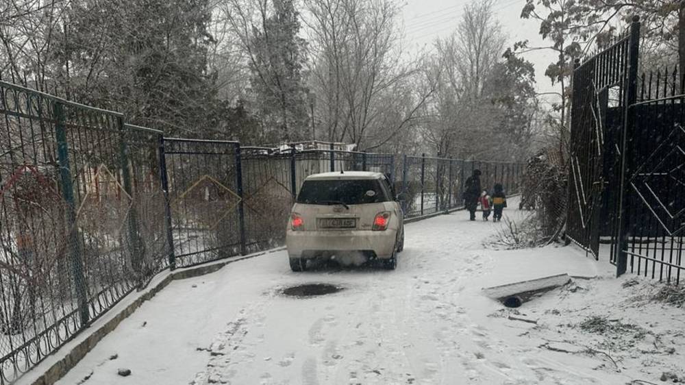 «Тойота» заехала на тротуар возле детсада. Фото