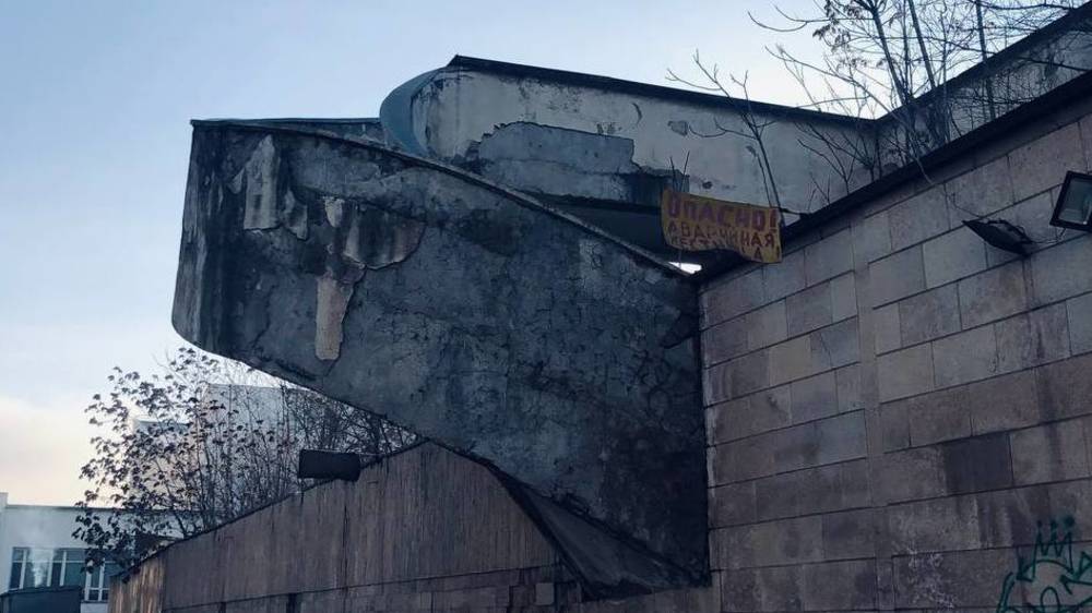 Когда демонтируют аварийную лестницу бассейна Дворца спорта? - горожанин
