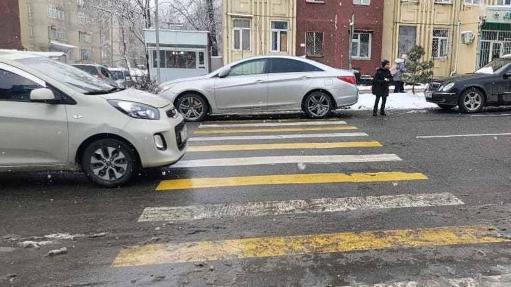 В Оше «Хендай» припарковали на «зебре». Фото