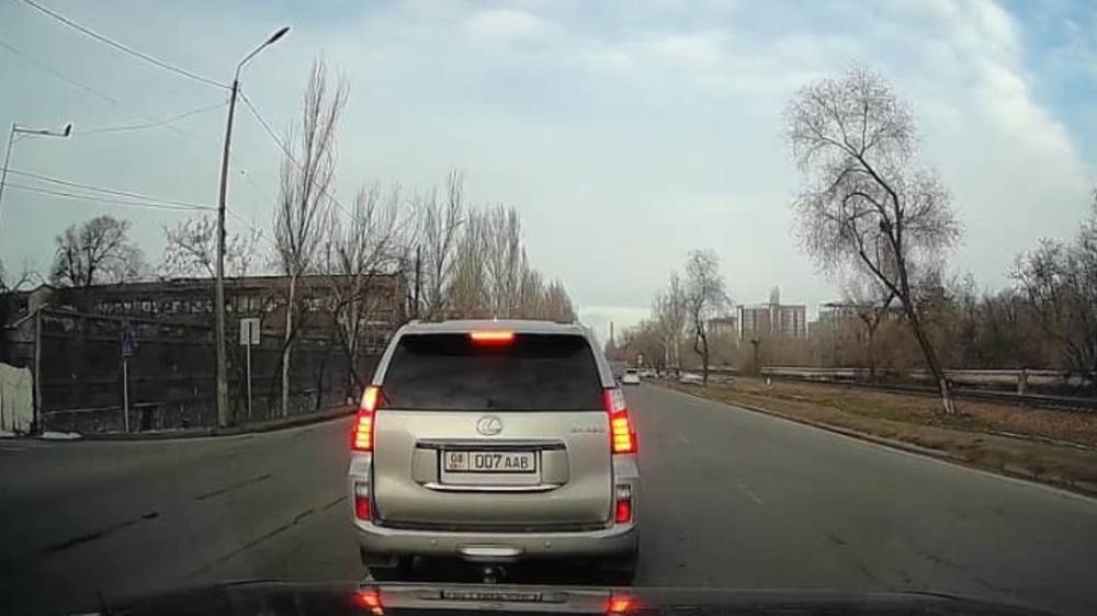 Lexus GX460 повернул через двойную сплошную. Видео