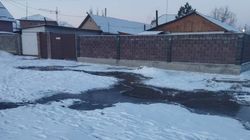На ул.Чортекова больше месяца течет вода из трубопровода. Фото