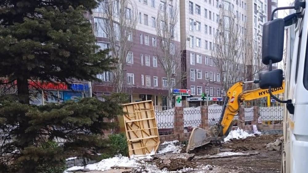 В 7 мкр вырубают деревья. Фото