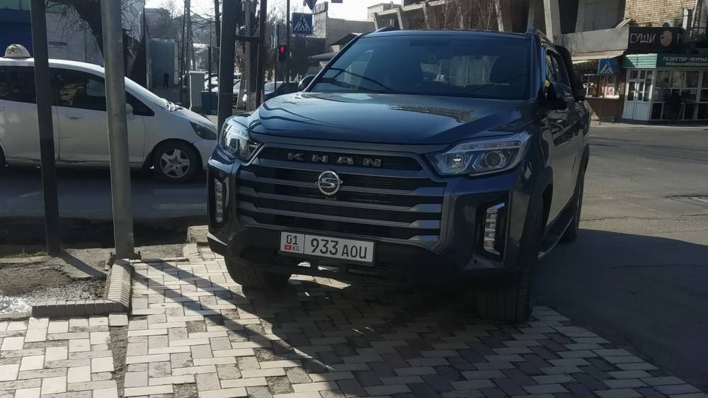 в Оше китайский пикап припарковали на тротуаре. Фото