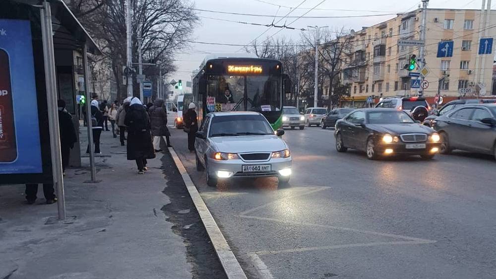 На остановке на ул.Манаса припаркованы легковушки. Видео