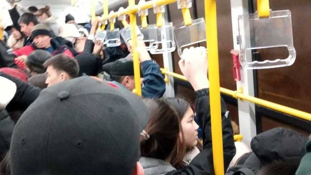 Горожанка просит увеличить количество автобусов на маршруте №50. Фото