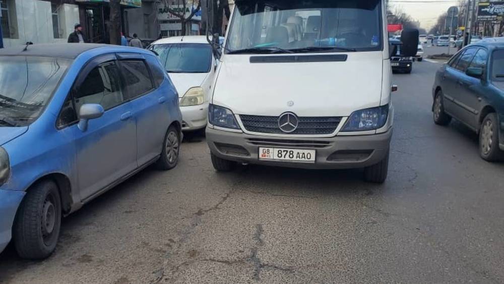 «Спринтер» со штрафами 5400 сомов припарковался вторым рядом. Видео