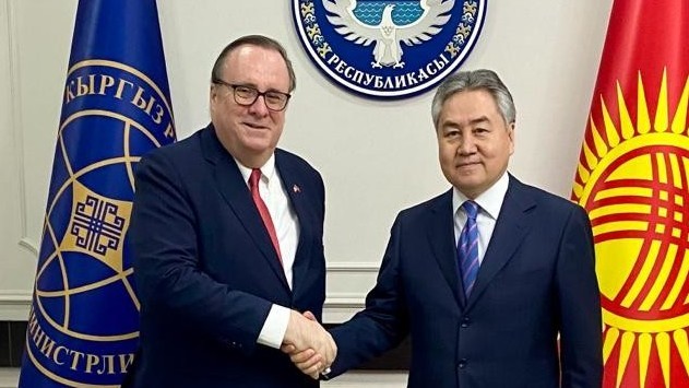 Посол Лесли Вигери и министр Жээнбек Кулубаев