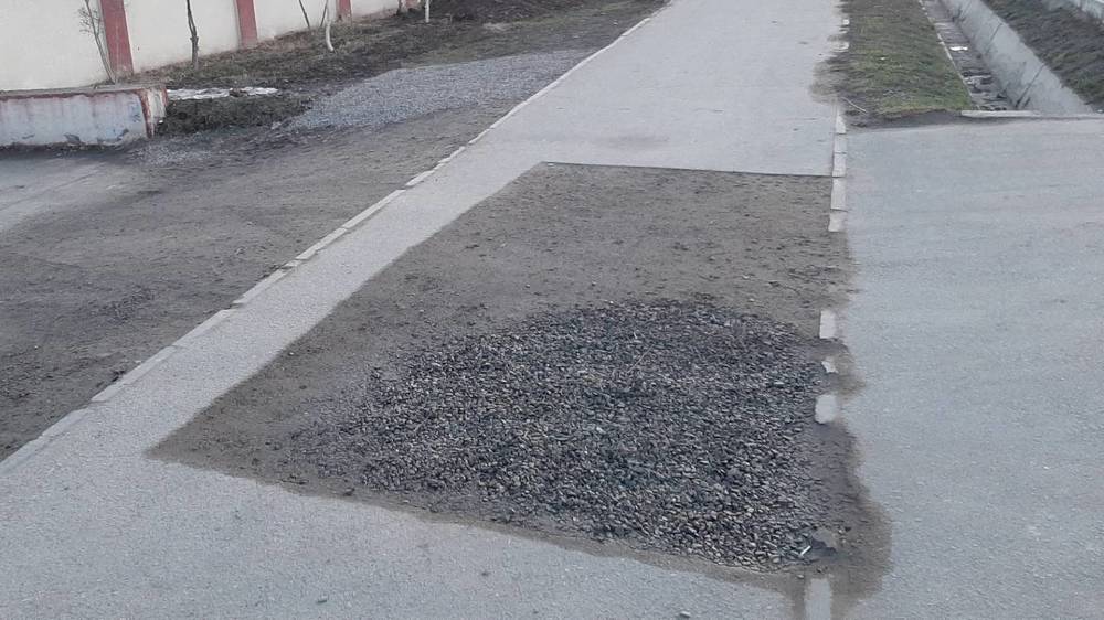 Возле медресе на Ахунбаева испортили тротуар и не восстановили. Фото