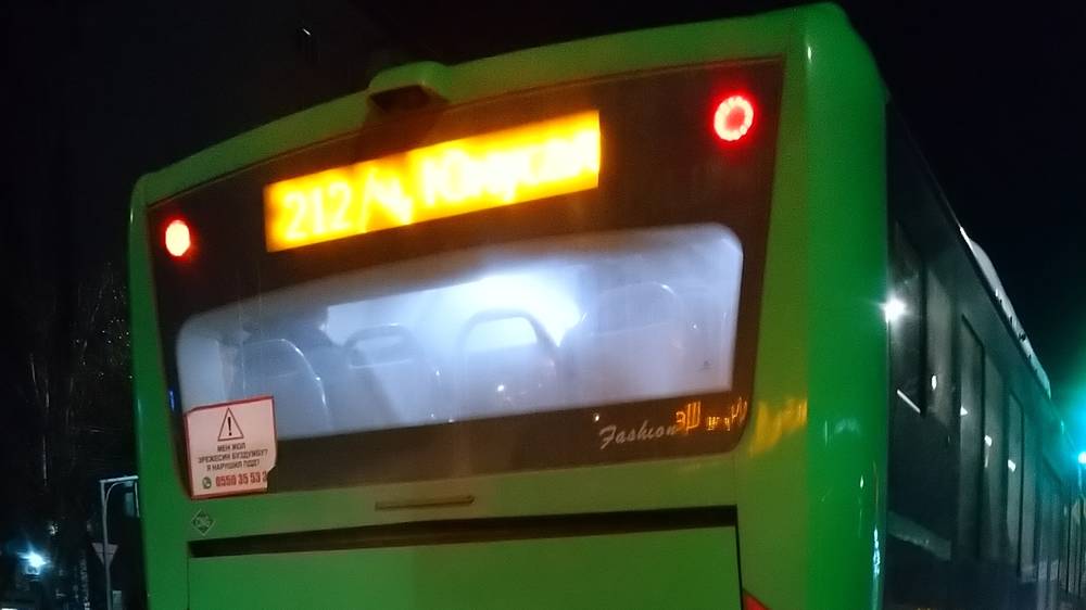 В автобусе №212 парень проводил оплату за пассажиров, которых не было. Зачем это? Видео