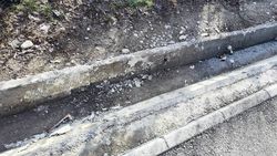 Арычные лотки возле школы №68 в ужасном состоянии. Фото