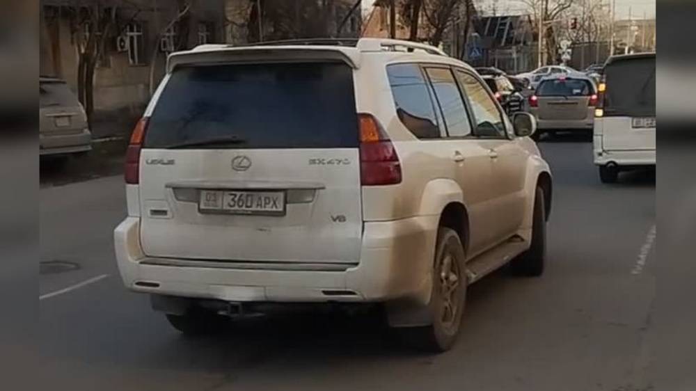Девушка припарковала свой Lexus GX 470 на проезжей части, включив аварийку. Видео