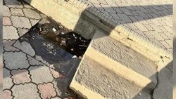 Из люка на Горького течет вода, - горожанин