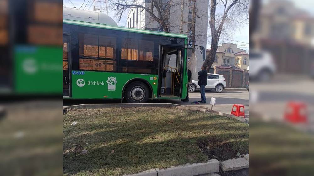 Муниципальный автобус заехал на частную СТО, потому что у предприятия нет мастеров-стекольщиков, - мэрия