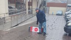 Охранники медцентра на проспекте Айтматова продолжают закрывать парковку. Фото горожанина