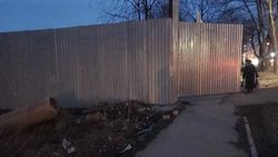 Ворота стройобъекта на ул.Анкара закрывают тротуар. Фото